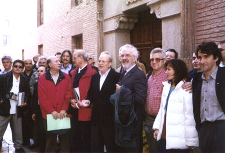 Humoristas frente al museo, a la derecha, Babiana y Faro