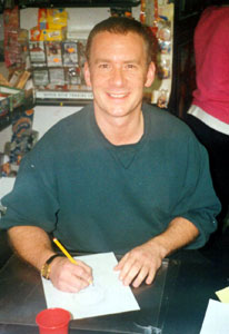 Maguire, firmando en el Saló de Barcelona de 2002