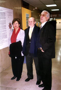 Mordillo y su esposa en la exposicin de Lailson. Fotografa  2002 M. Barrero