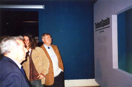 Momento de la inauguración, con Lanzón, Bleda y Ché. Clic para ampliar.